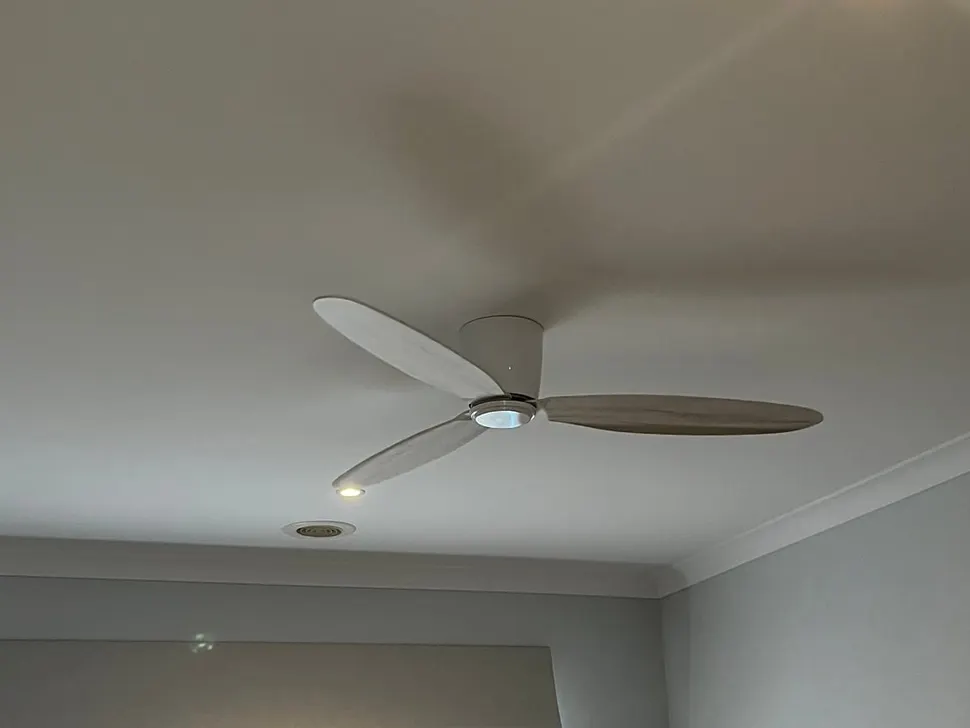 Ceiling fan fitted to a plain ceiling